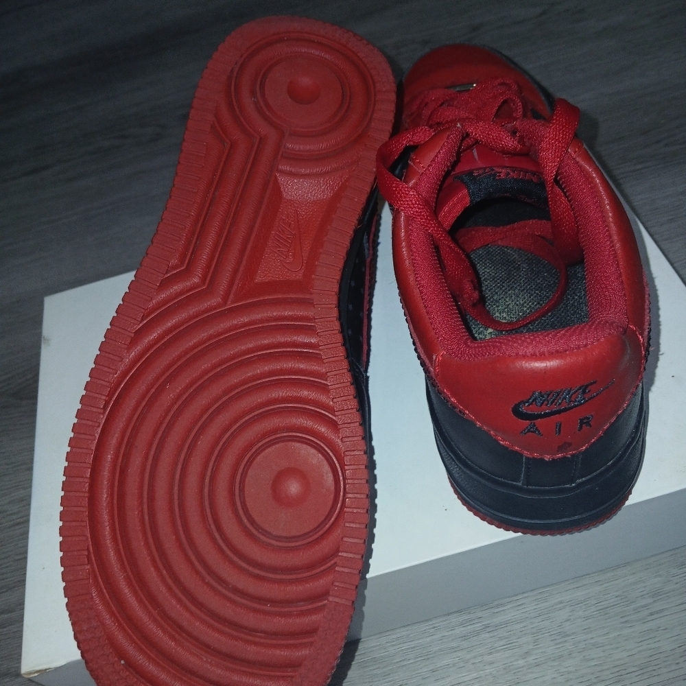 Nike Kids Red and Black Sneakers SIZE 5 - Picture 2 of 4